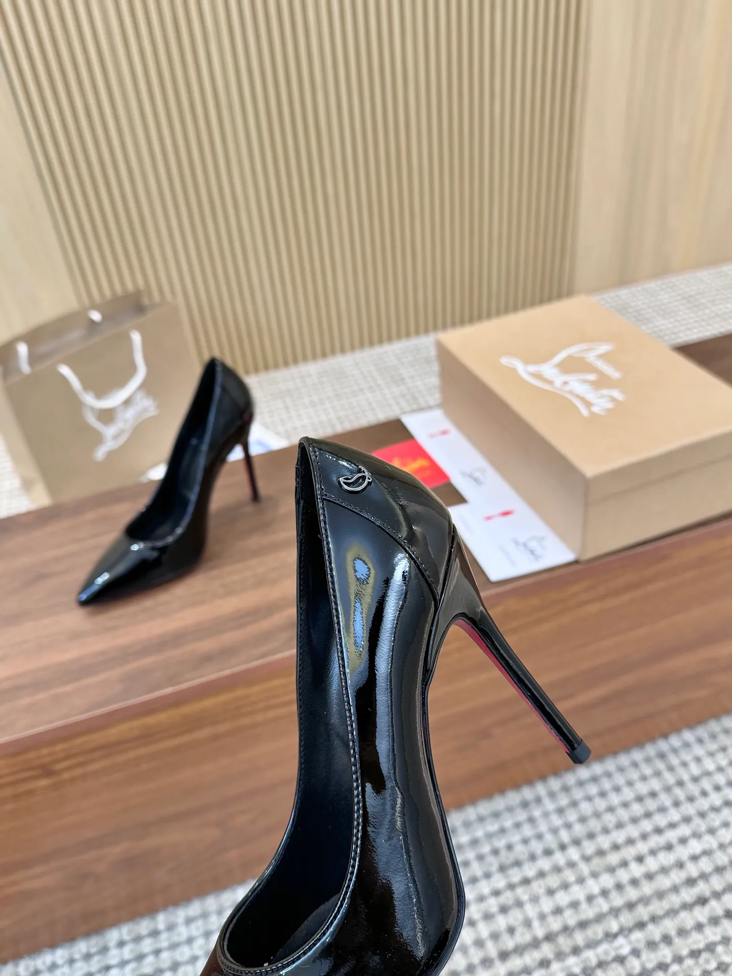 👟👟Ex-factory price 480👟👟 Genuine leather sole +40 Year-round shipment💝Christian Louboutin CL👠 "Patent Leather Hemming Craft Series" Noble and luxurious, real blingbling👟👟 Real materials, all customized by the pattern maker, and the materials are made of original customized materials to achieve the taste of the original 5 color options💍Upper: Imported👉cow patent leather💪 Lining: Sheepskin foot pad/lining Size: 34-40.41.42 Heel height: two options: 10.5cm and 8.5cm